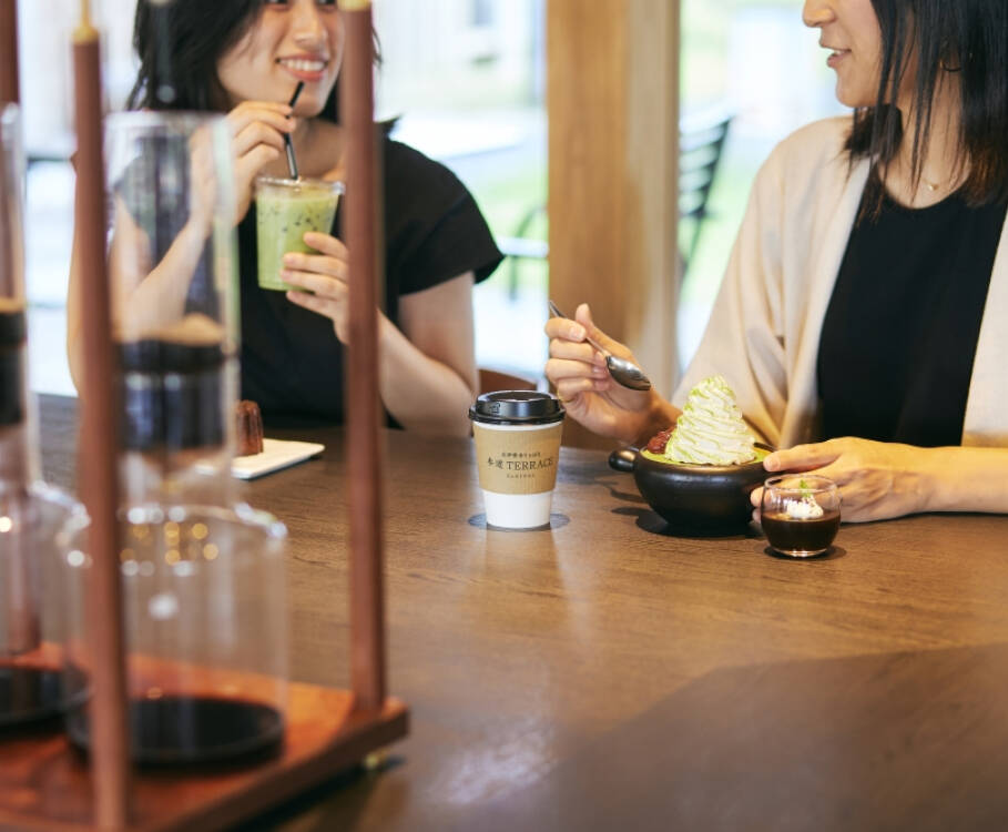 画像：カフェでスイーツを楽しむ様子